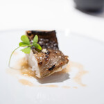 レストラン オオツ - 2025.4 鋏（はさみ）で骨切りした会瀬漁港大内商店1.1kgサイズ大穴子 新玉葱とセロリのソース