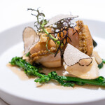 レストラン オオツ - 2025.4 オーブン（180℃）で5分だけ火を入れたエゾアワビのサラダ仕立て 合馬産筍 菜の花 黒トリュフ