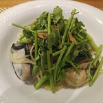 アル・ケッチァーノ  - 河北セリと牡蠣のペペロンチーノ　牡蠣の旨味と甘味、セリの青菜さと食感が素晴らしい一品。ネギだと辛みが邪魔になるかもなので、今しか食べられない。