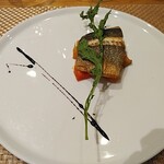 アル・ケッチァーノ  - スズキのソテー　スズキの鮮度と焼き加減は素晴らしい。このスズキにほしいのは、甘味と酸味だろうか。バルサミコ酢のソースで酸味とコクは解決。トマトにもう少しパワーが欲しいかな。。絡み合わせの問題かな。。