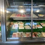 おさしみの店 魚七 - ショーケース左
