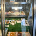 おさしみの店 魚七 - ショーケース右