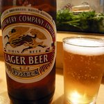 吉野寿司 - まずは何時ものようにこいつからですよね。瓶ビールです。ここはキリンのラガーですね。ん～、美味しい！！