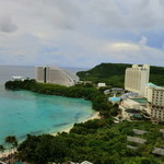 THE WESTIN RESORT GUAM - 部屋からの眺望・・・あのホテルは!?(笑)