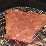 炭焼 金竜山 - 中カルビの焼きあがり