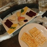 カスクストレングス - チーズ盛合せ、チョコ。