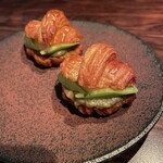 タビ式 - お通しがイタリアン風の味付けのアスパラガス・クロワッサンサンド