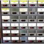 券売機。基本的にラーメンorつけ麺の２択です。