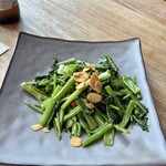 モンスーンカフェ - 空芯菜と青菜のトチオソース炒め