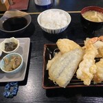 天ぷら オルガン - これらがお昼ご飯で堪能できます。ちなみにご飯は小にしてもらってますが、小でもふつう盛りくらいです。大盛りも可能みたいなのでお腹膨れると思います。