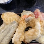 天ぷら オルガン - 右上から　紅生姜二つ、しいたけ、かぼちゃ、ちくわ（少し隠れてるやつ）→左下にいって、なす、エビ、鶏肉、イカ、となります。　美味しい天ぷらです。