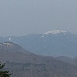 清泉寮ジャージーハット - 残雪の金峰山と飯盛山