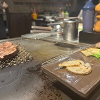 グリル プランチャ - 奥が我々のお肉、手前は食べる気満々になってた人様の付け合わせ(⌒-⌒; )ｱﾌﾞﾅｲ