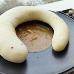 金蛇水神社参道・休憩処 サンドウ テラス - 金運白蛇カレー(白蛇米粉ナン)