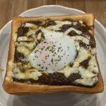 カフェ 呂久呂 - チーズカレージャンボトースト温玉乗せハーフ