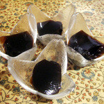 馬来風光美食 - ハーブと亀の甲羅、真珠のゼリー