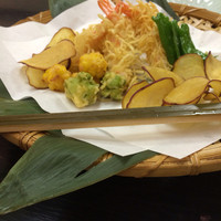 神戸吉兆 リーガロイヤルホテル店 - 海老みの揚げ、トウモロコシ.枝豆のかき揚げなど揚げもの盛合せ。夏を感じるかき揚げも美味しくいただきました♪