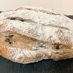 リンデンバウム - 料理写真:ライ麦パン　謎の酸化しない水を使って作っているそう。レジ脇にボルトがはいった瓶を置かれていてまったく錆びてない、それはこのお水のせい、と熱心にご説明いただいた。真偽のほどはともかく確かにご年齢には見えないお元気ぶりで。まだまだここで無添加のパンを焼いていただきたいです。