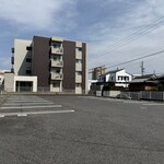 中国飯店 - 広々とした駐車場