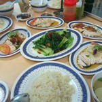 LUCKY CHICKEN RICE - LUCKY CHICKEN RICE(チキンライス、青菜の炒め物)