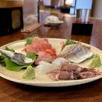 どぜう・四季料理 やぶや - お刺身盛り合わせ（値段不明）
      本日のお刺身オールスターズ、マグロ、小肌、コウイカ、酢締め鯵、ホタルイカ、金目鯛！