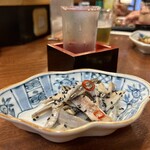 どぜう・四季料理 やぶや - セグロイワシ酢漬け（¥640税込）
      千葉のソウルフードですが、そこはやはり京割烹の仕立て方、千葉のスーパーのより甘さ控えめでスッキリ！
      とっても上品な仕上がりです♪ (*´ч`*)ｳﾏ~