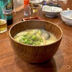 どぜう・四季料理 やぶや - どじょう汁（¥980）
      ネギと牛蒡というどじょうとの相性最高の具に山椒を少し効かせてあり、飲んだあとの〆に最高♡ 沁み渡ります(*´ω`*)