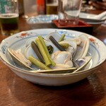 どぜう・四季料理 やぶや - はまぐり酒蒸し（¥980税込）
      ぷっくり大粒のはまぐり♡
      大将、わらびも入れといたよ〜って♪