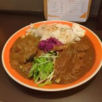 カリカリスパイス - 2種あいがけ：1450円　揚げなすとチキンのカレー、ポークカレー