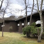 ホテル鹿島ノ森 - 建物の裏側は広い庭が広がり、小川を挟んでそのまま山につながってる