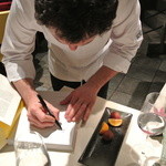 Astrance - アストランス料理本にサインをしていただくバルボ氏