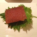 Lung King Heen - 同じく前菜から。広東料理名物豚の皮をカッリカリに揚げたもの！美味！