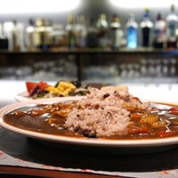 レストランアラスカ 築地店 - 食べ放題のカレー、BARカウンターで