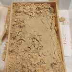 ツバメヤ - 気をつけて開けてくださいねとお声がけあったと聞いたのですが、きな粉、包み紙にごぼれちゃった(^_^;)