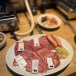 焼肉 匠 - 塩タンと和牛盛り合わせとウインナー