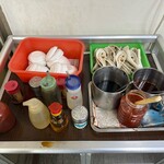 良得小吃店 - セルフの食器と調味料
