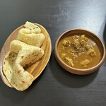 ファミリーケータリン - パラタ(2枚)とチキンカレー。