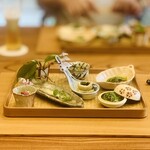 柚木元 - ② 先付（八寸）
      　山独活のキンピラ
      　野蒜の酢味噌和え
      　タラノ芽の南蛮漬け
      　虎杖の白和え、木蓮の甘酢漬け添え
      　天竜鮎のオイルサーディン
      　蕨の信田巻き
      　屈の胡麻和え