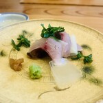 柚木元 - ④ 造り
      　鯰の焼き霜（2日+3日寝かせ）、煎り酢、薬味：煎り酢の梅干、本山葵、五加（コギ）