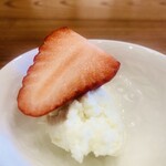 柚木元 - ⑯ 甘味-2
      　ジャージー牛のチーズアイス？、紅ほっぺ