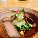 柚木元 - ⑨ 強肴
      　鹿節、山野草のサラダ、摘み草、蕗の薹の甘酢漬け+大根おろし、新玉葱のマリネ、ローゼルの塩漬け