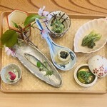 柚木元 - ② 先付（八寸）
      　山独活のキンピラ
      　野蒜の酢味噌和え
      　タラノ芽の南蛮漬け
      　虎杖の白和え、木蓮の甘酢漬け添え
      　天竜鮎のオイルサーディン
      　蕨の信田巻き
      　屈の胡麻和え