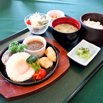 満濃ヒルズカントリークラブ - 手ごねビーフハンバーグ、サラダ、ご飯、味噌汁、漬物、デザート