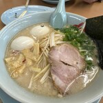ラーメン山岡家 - プレミアム塩とんこつラーメン950円とトッピング白髪ネギ160円と味付玉子140円