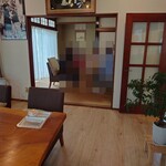 気灯庵 - 向こう側が和室だけどテーブル席なので楽です