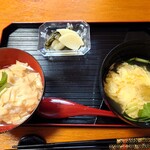 気灯庵 - 湯葉丼とかきたま汁　黄色い世界はどちらもトロっとふんわり♪お漬物のしゃくし菜がまた美味しい