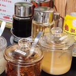 赤坂中華 わんたん亭 - 例の薬味たち。イロイロ遊んでみればいいと思う