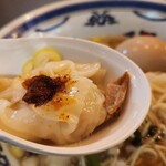 赤坂中華 わんたん亭 - 深くて大きな蓮華。いや、注目はわんたんだろ。食べるラー油と玉ねぎ甘酢を付けてサッパリ！薬味はどれ付けてもサッパリに向かいそう