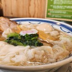 赤坂中華 わんたん亭 - 特製わんたん麺。わんたんたくさん、味玉1個、チャーシュー3枚に、ほうれん草となるととシンプルと言えばシンプル。スープもシンプルながら、さっぱりしていてグビグビ飲めちゃうから塩分制限ある人は注意！