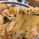 赤坂中華 わんたん亭 - 細麺。具で見えていなかったから探ったら細麺でチョイ驚き。中太がくるかと勝手に想像してスミマセン